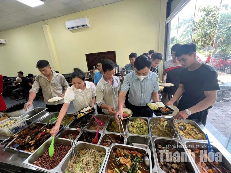Cơm bình dân ở... “phố đại gia”
