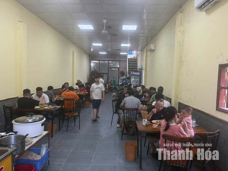 Cơm bình dân ở... “phố đại gia”