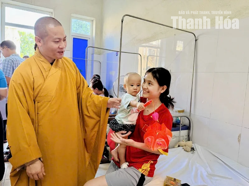 Mang Trung thu ấm áp đến với bệnh nhi