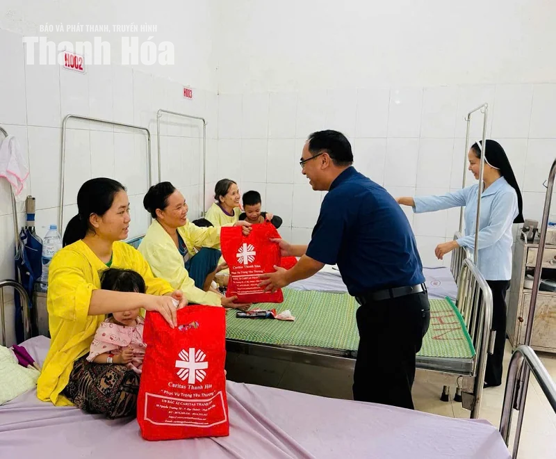 Mang Trung thu ấm áp đến với bệnh nhi