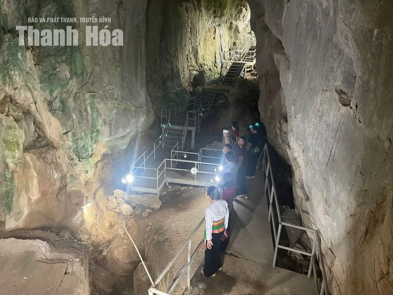 Dấu xưa trong lòng hang Con Moong