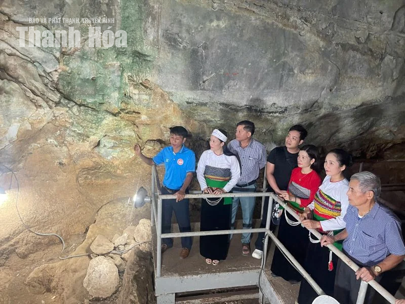 Dấu xưa trong lòng hang Con Moong