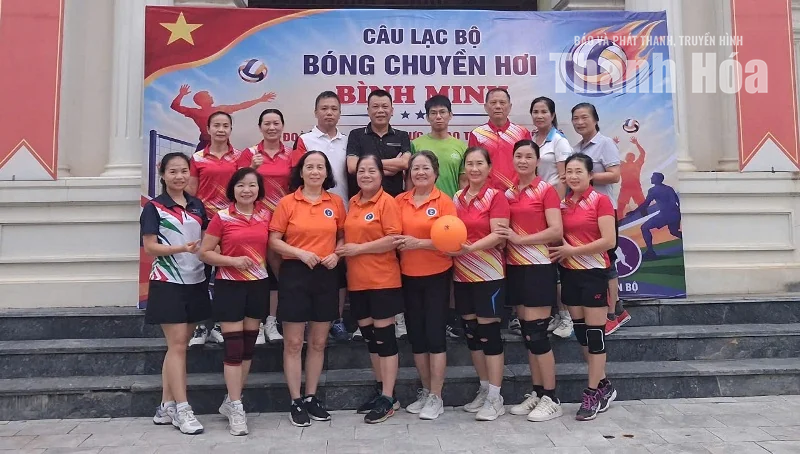 Những bông hồng trên sân bóng chuyền hơi