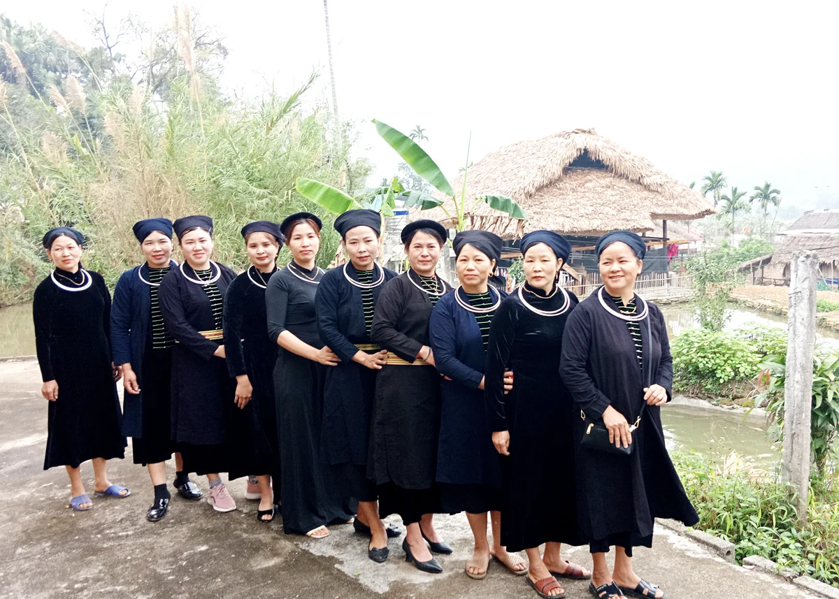 Áo dài màu chàm của dân tộc Tày