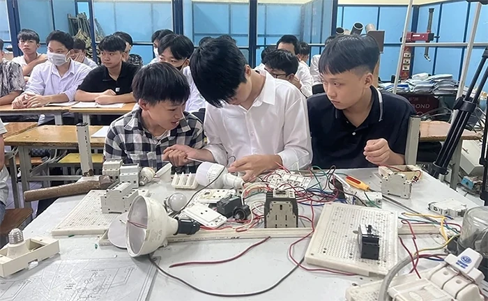 Thực hiện chính sách miễn, giảm học phí cho học sinh Trường Trung cấp nghề Kỹ nghệ Thanh Hóa